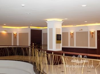 Карниз с подсветкой и рамки на стенах