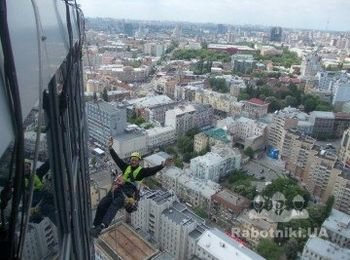 Монтаж светодиодов на ТЦ Гулливер.