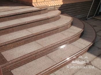 гранитные ступени.