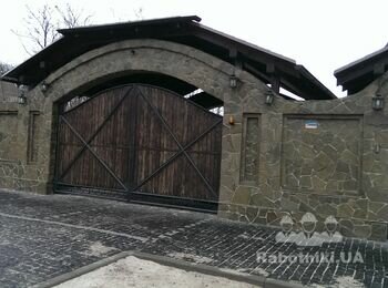 Дизайнерський паркан із цегли облицьований плитняком