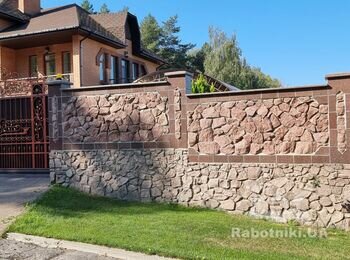 Паркан із дикого гранітного каменю