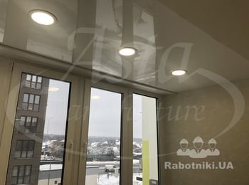 Глянцевый натяжной потолок