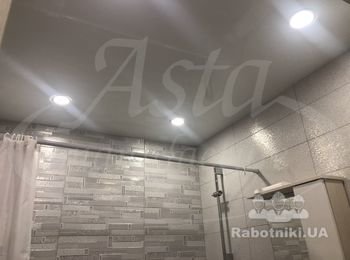 Натяжной потолок в ванной