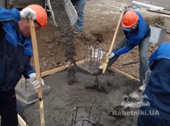 Заливка подготовки под ростверк.