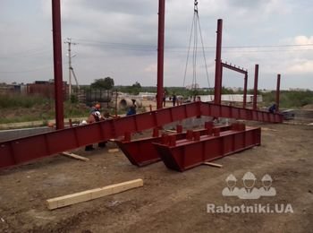 Монтаж столбов и подготовка арок к монтажу.