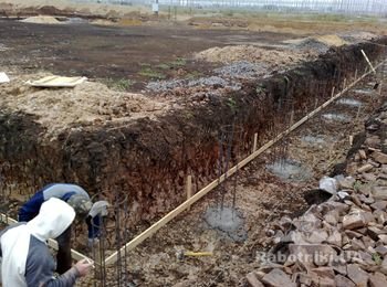 Заливка свайного поля, монтаж опалубки под подготовку цоколя.