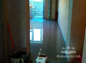 Нивелировка стяжки пола в новостройке после застройщика ЮМЗ на Красном Камне