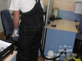 Химчистка офисных кресел. Стоимость 35 грн./шт.