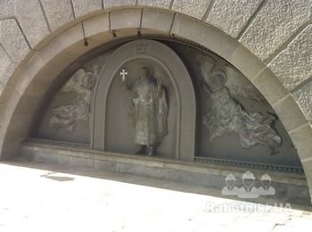 барельефы, набережная (Подол)