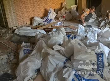 Фасовка мусора в мешки