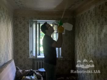 Демонтаж обоев с потолка.