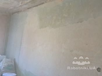 Процесс шлифовки стен от старой штукатурки