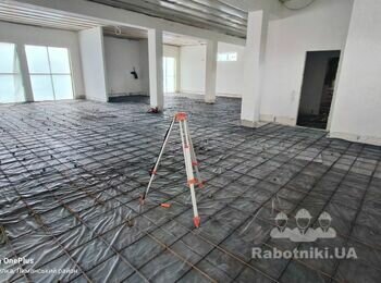 Устройство бетонного пола с покрытием топпингом.