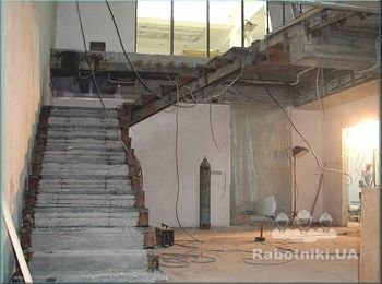 Реконструкция помещения магазина с монтажом новой лестницы.