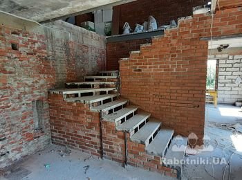 Забетонировано и обложено кирпичом . чистовая отделка будет выполнена по индивидуальному дизайну перед началом эксплуатации дома. средняя стоимость такой лестницы обходится в 95тыс грн с материалом .кирпичная отделка 15тыс грн с материалом .