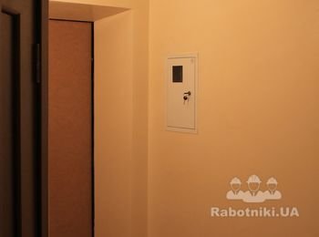 Коридор вид на входную дверь, стены венецианская штукатурка