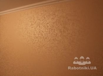 Стена в большой комнате, на стене техника томпонад