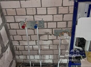 Виводи для змішувача над ванною ( винос на пластині, тому що буде зашивка гіпсокартоном в одні площині ), а також поруч з інсталляцією вбудований змішувач гігієнічний.