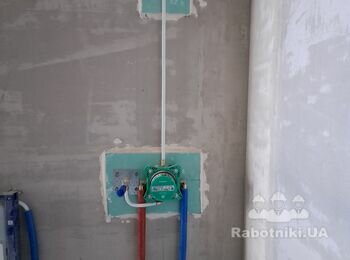 Вбудований змішувач з виходом на тропічний і ручний душ.