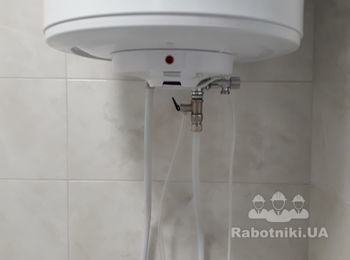 Бойлер 80 литров, подключение метало пластиком, подрывной клапан подключен через капеляр в канализацию