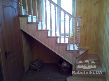 Лестница бук на бетонном основании.