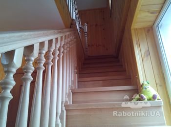 Лестница бук на бетонном основании.