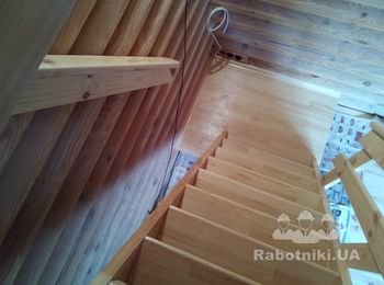 Лестница сосна на сосновых косоурах.