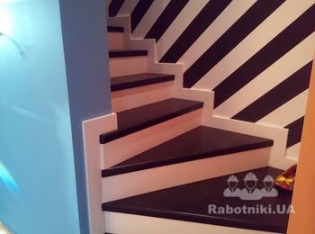 Лестница на бетонной основе. Сосна клеенная.