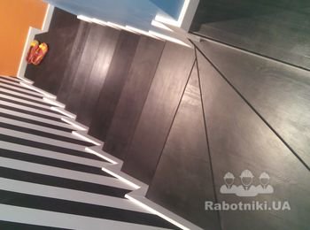 Лестница на бетонной основе. Сосна.