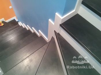 Лестница на бетонной основе. Сосна. Покраска.