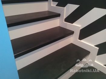 Лестница на бетонной основе. Сосна. Покраска.