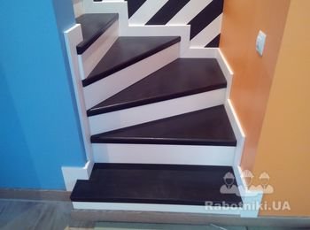 Лестница на бетонной основе. Покраска.Сосна.