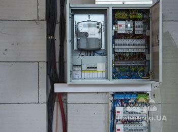Верхний щит от застройщика- в нем выполнен ввод и коммутация освещения, нижний hager volta, в нем выполнена силовая часть