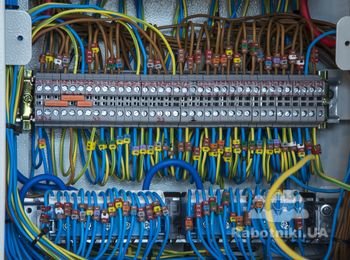 Все линии освещения собраны в электрощите на клеммах и промаркированы. Сделано для возможности переназначения любого выключателя, перераспределения нагрузок.