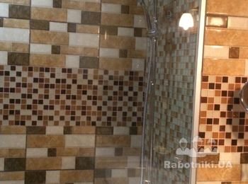 Душевые перегородки из закаленного стекла, толщиной 8,10 мм в зависимости от размера. 
Стекло : прозрачное, матовое и тонированое, так же матирование по рисунку (цвет стекла влияет на стоимость)
Указана цена от... за конструкцию без доставки и монтажа.
Так же есть отправки в другие города.
Фурнитура: Китай (качество гарантируем)
Изготовление 10-15 рабочих дней!