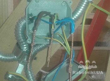 Все скрутки потом ещё варю трансформатором, изолирую, а потом закрываю крышку.