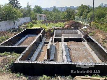 цокольное помещение с подвалом+выровняли перепад в 1м.п. горизонтали