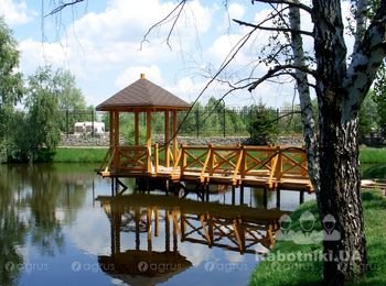 Материал - сосна.
Размер - 2,5х2,5 м.