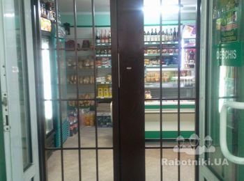 Решетчатая дверь в магазине для продуктов - служит как второй дополнительной дверью для увеличения времени от взлома.