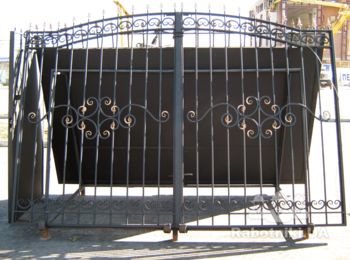 Распашные металлические ворота в виде решеток с элементами ковки