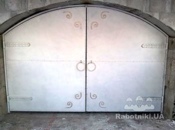 Кованые арочные гаражные металлические ворота