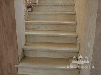 Ступеньки выполненны из натурального дерева