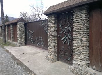 Ворота откатные с элементами ковки,забор галька