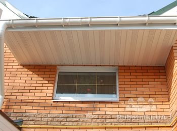 ТТ. Облицовка свесов кровли, монтаж водосточной системы.
www.masterTT.com.ua