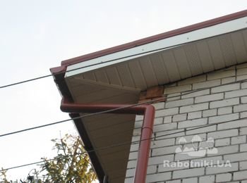 ТТ. Облицовка свесов кровли, монтаж водосточной системы.
www.masterTT.com.ua