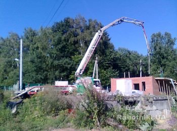 Подача бетона бетононасосом для заливки перекрытия между первым и вторым этажами