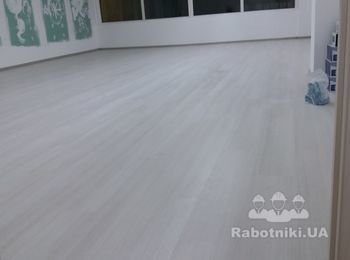зал №2 укладка ламината и монтаж плинтусов