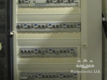 Внешний вид электрического щита на 72 модуля, смонтированного для электроснабжения 3-х комнатной квартиры;
Данный электрический щит, собран на базе продукции компании Hager (Германия); 
Так же по техническому заданию от заказчика, в щите предусмотрен ручной переход с основного питания на резервное питание (источник бесперебойного питания). Данная схема реализована при помощи переключателя SFB216 и обеспечивает работу всех групп освещения, некоторых розеточных групп и автоматики газового котла.