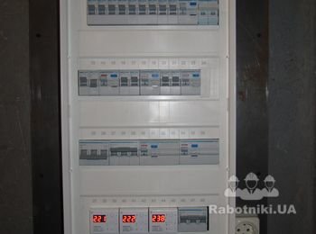 Внешний вид электрического щита на 48 модулей, смонтированного для электроснабжения частного двухэтажного дома; Данный электрический щит, собран на базе продукции компании Hager (Германия); Так же по техническому заданию от заказчика, в щите предусмотрен ручной переход с основного питания на резервное питание (дизель генератор). Данная схема реализована при помощи переключателя SFB232 и обеспечивает работу всех групп освещения и некоторых розеточных групп.