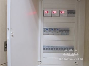 Внешний вид электрического щита на 36 модулей, смонтированного для электроснабжения двухкомнатной квартиры; 
Данный электрический щит, собран на базе продукции компании Hager (Германия);